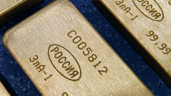 Маркированные слитки золота высшей пробы 99,99 процентов чистоты на Красноярском заводе цветных металлов