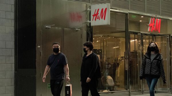 Прохожие возле магазина H&M в Пекине
