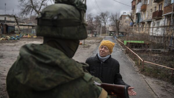 Военнослужащий и жительница города Счастье в Луганской области