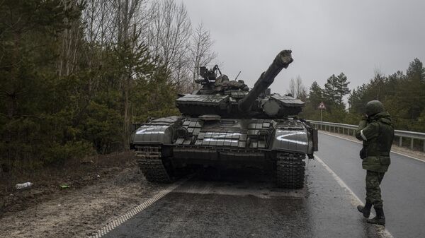 Танк на обочине дороги в Луганской народной республике