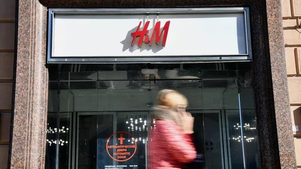 Женщина возле магазина H&M в Москве