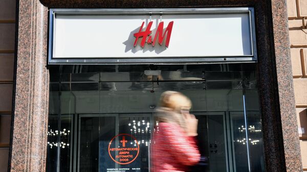 Женщина возле магазина H&M в Москве