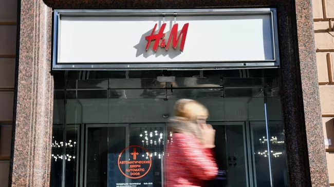 Женщина возле магазина H&M в Москве