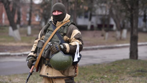 Военнослужащий на улице Новоазовска в Донецкой области