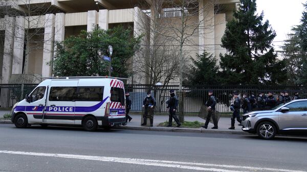 Полицейские у здания посольства России в Париже