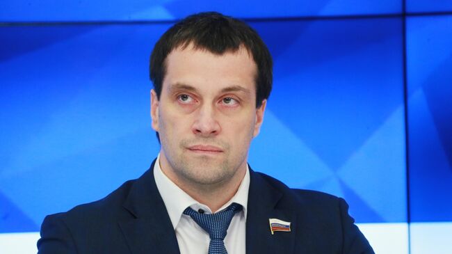 Член Совета Федерации, двукратный чемпион мира по силовому троеборью Эдуард Исаков