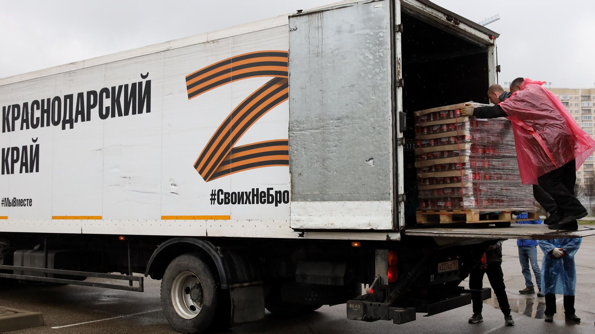 Волонтеры загружают консервированные продукты в грузовые автомобили перед выездом колонны с гуманитарным грузом из Краснодара в Херсон - РИА Новости, 1920, 04.03.2022