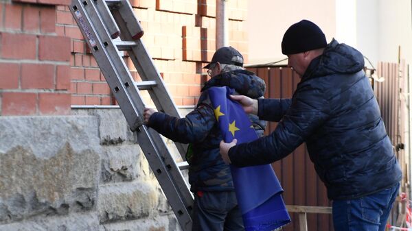 Сотрудники комплекса зданий, в которых располагаются консульства иностранных государств в Екатеринбурге, снимают флаг Евросоюза