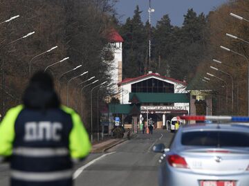 Сотрудник ДПС дежурит недалеко от места въезда на территорию национального парка Беловежская Пуща