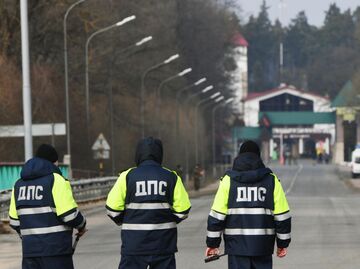 Сотрудники ДПС дежурят недалеко от въезда на территорию национального парка Беловежская пуща