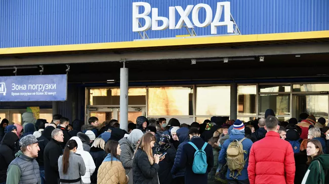 Покупатели возле магазина IKEA в Химках