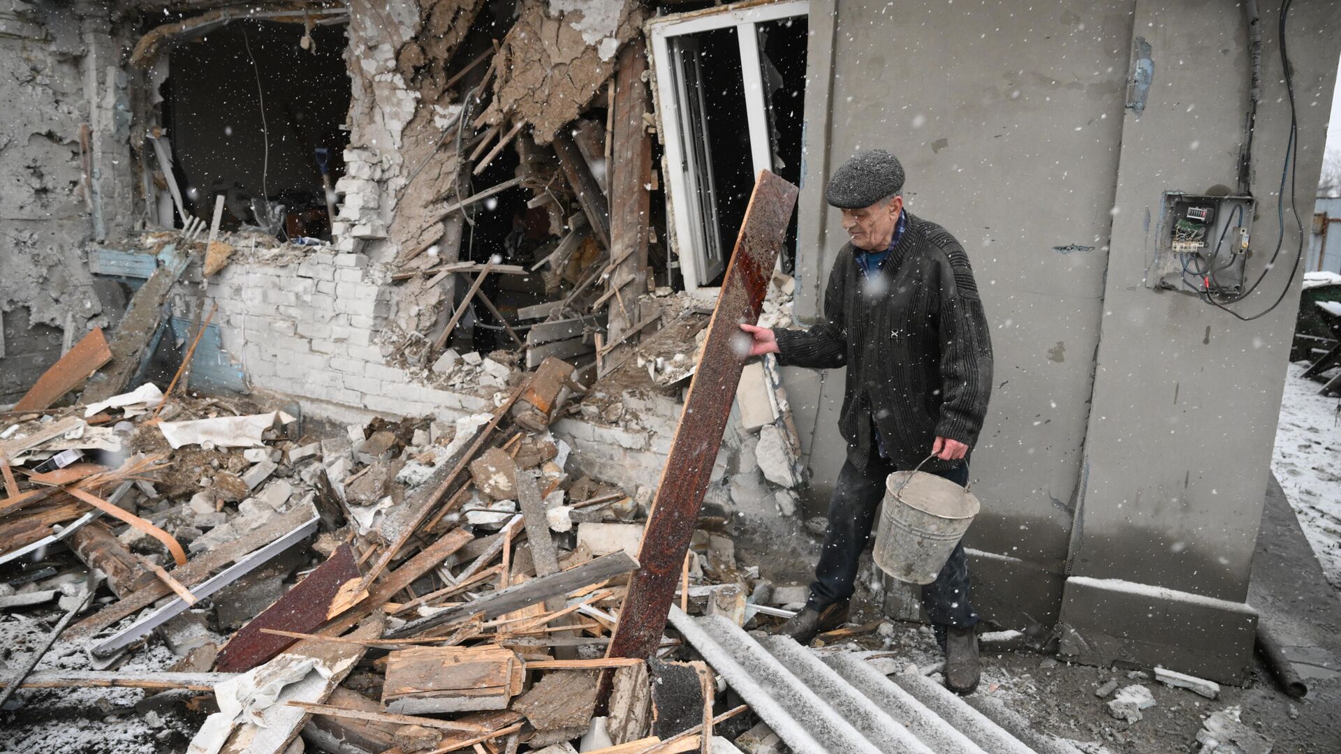 Житель у своего дома в Кировском районе Донецка, разрушенного в результате обстрела - РИА Новости, 1920, 05.03.2022