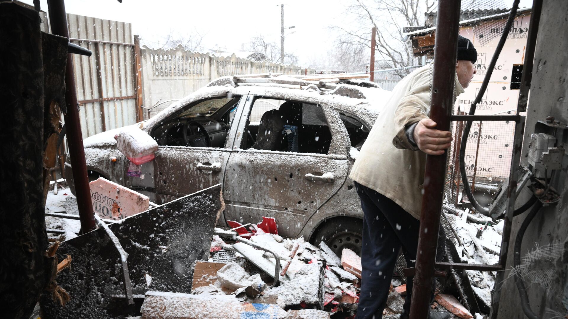 Житель показывает дом в Киевском районе Донецка, поврежденный в результате обстрела - РИА Новости, 1920, 12.03.2022