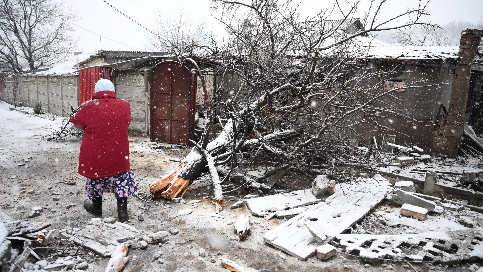 Σε έναν δρόμο στην περιοχή Kievsky του Ντόνετσκ κοντά σε ένα σπίτι που έχει υποστεί ζημιά από βομβαρδισμούς - RIA Novosti, 1920, 20/03/2022