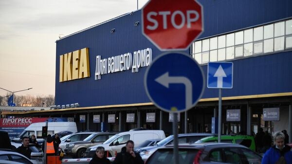 Люди возле магазина IKEA в Химках Московской области