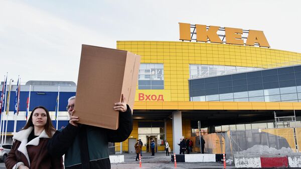 Люди идут с покупками из магазина IKEA в Химках Московской области