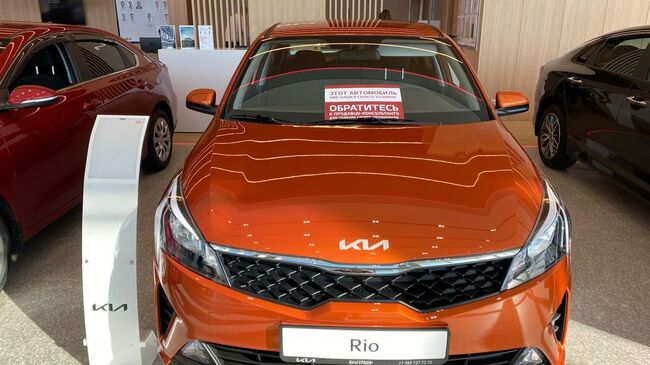 Kia Rio в автосалоне 