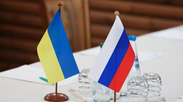 Флажки РФ и Украины на столе. Архивное фото