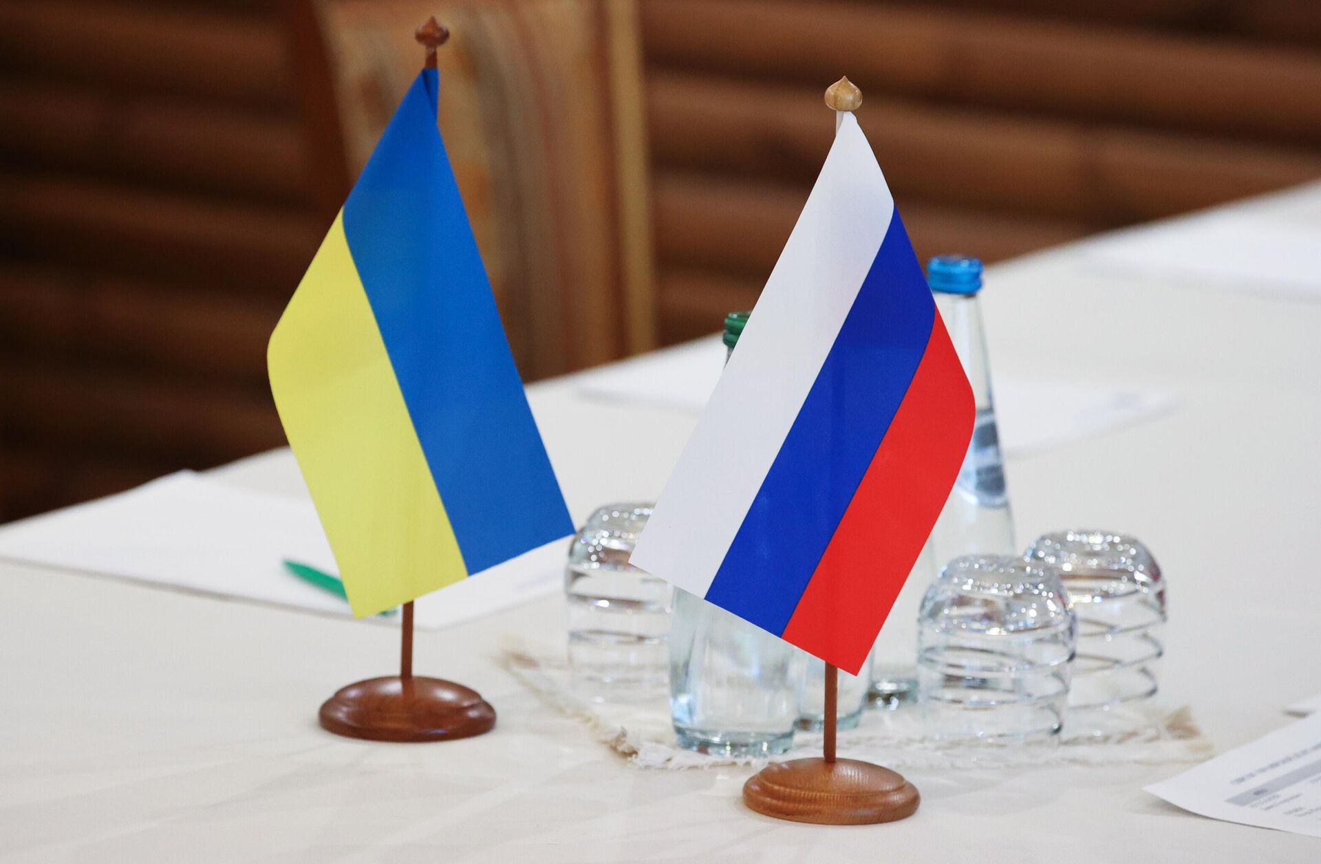 Флажки на столе, за которым пройдут российско-украинские переговоры Флажки на столе, за которым пройдут российско-украинские переговоры - РИА Новости, 1920, 04.10.2024