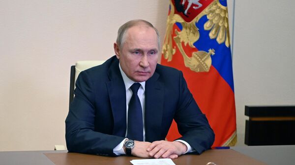 Президент России Владимир Путин во время оперативного совещания с постоянными членами Совета безопасности