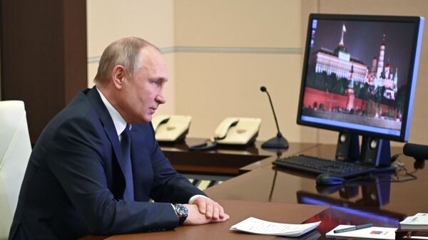 Президент России Владимир Путин во время оперативного совещания с постоянными членами Совета безопасности