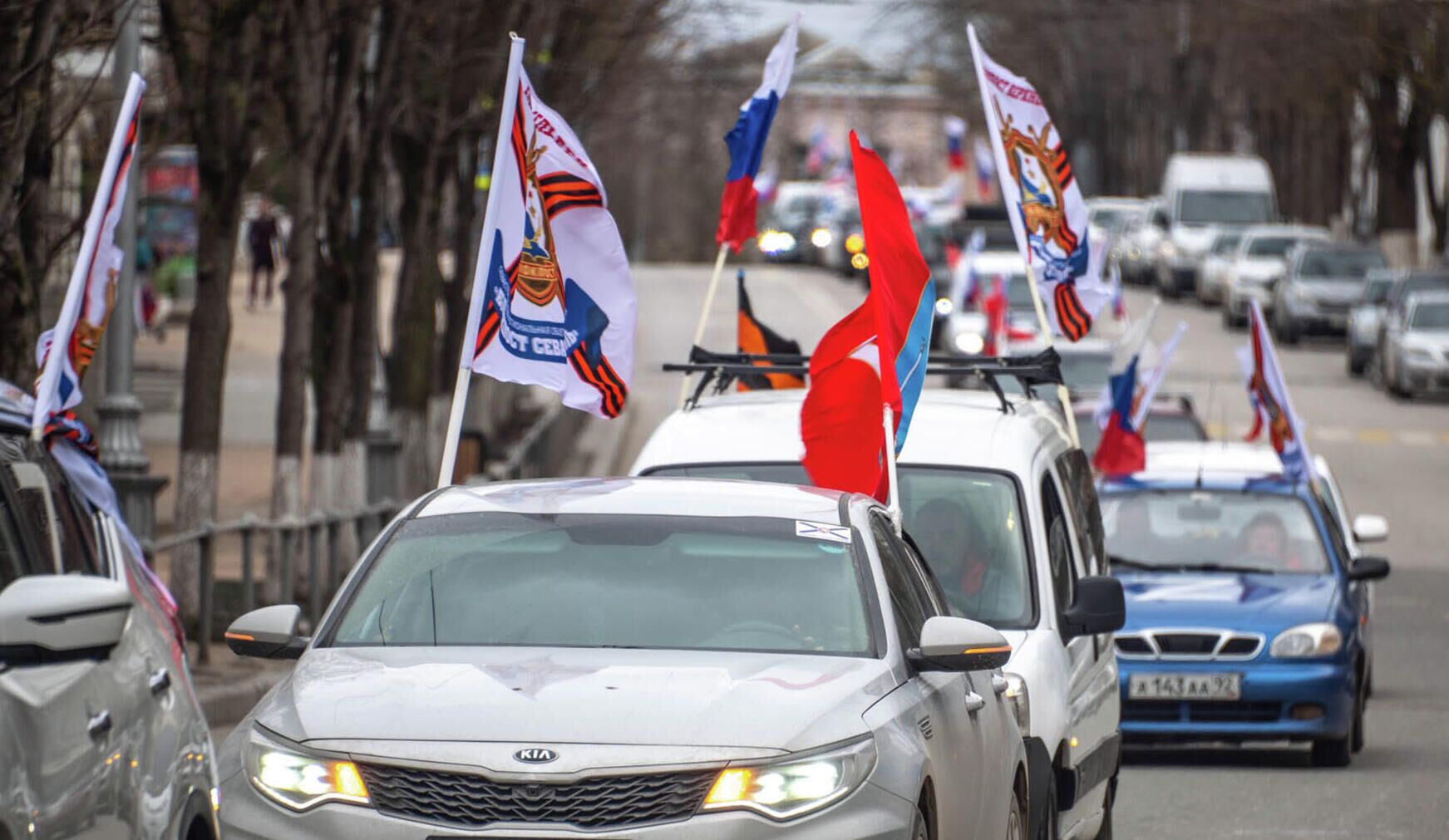 Участники автомобильного пробега в поддержку специальной военной операции на Украине на одной из улиц Севастополя - РИА Новости, 1920, 04.03.2022