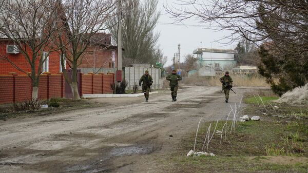 Военнослужащие народной милиции ДНР в селе Бердянское под Мариуполем
