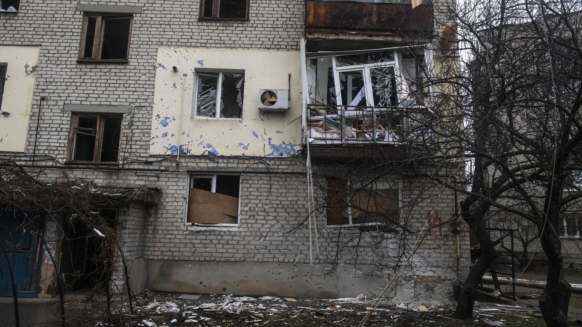 Разрушенный жилой дом в городе Счастье в ЛНР - РИА Новости, 1920, 04.03.2022