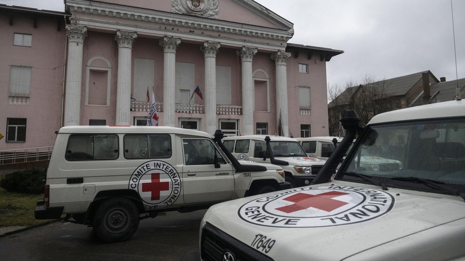 Автомобили международного комитета Красного креста в городе Счастье в Луганской народной республике - РИА Новости, 1920, 25.01.2023