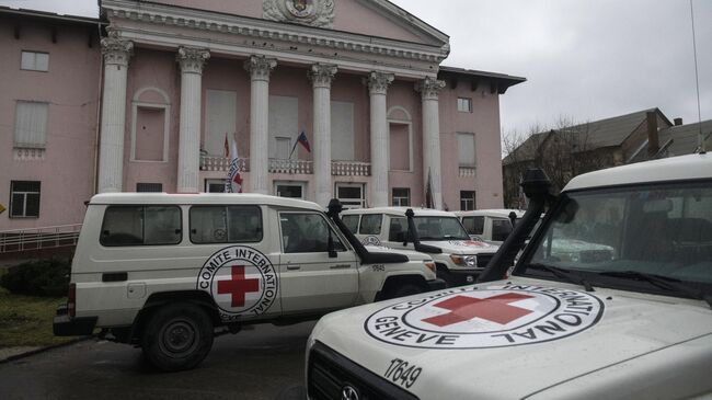 Автомобили международного комитета Красного креста в городе Счастье в Луганской народной республике