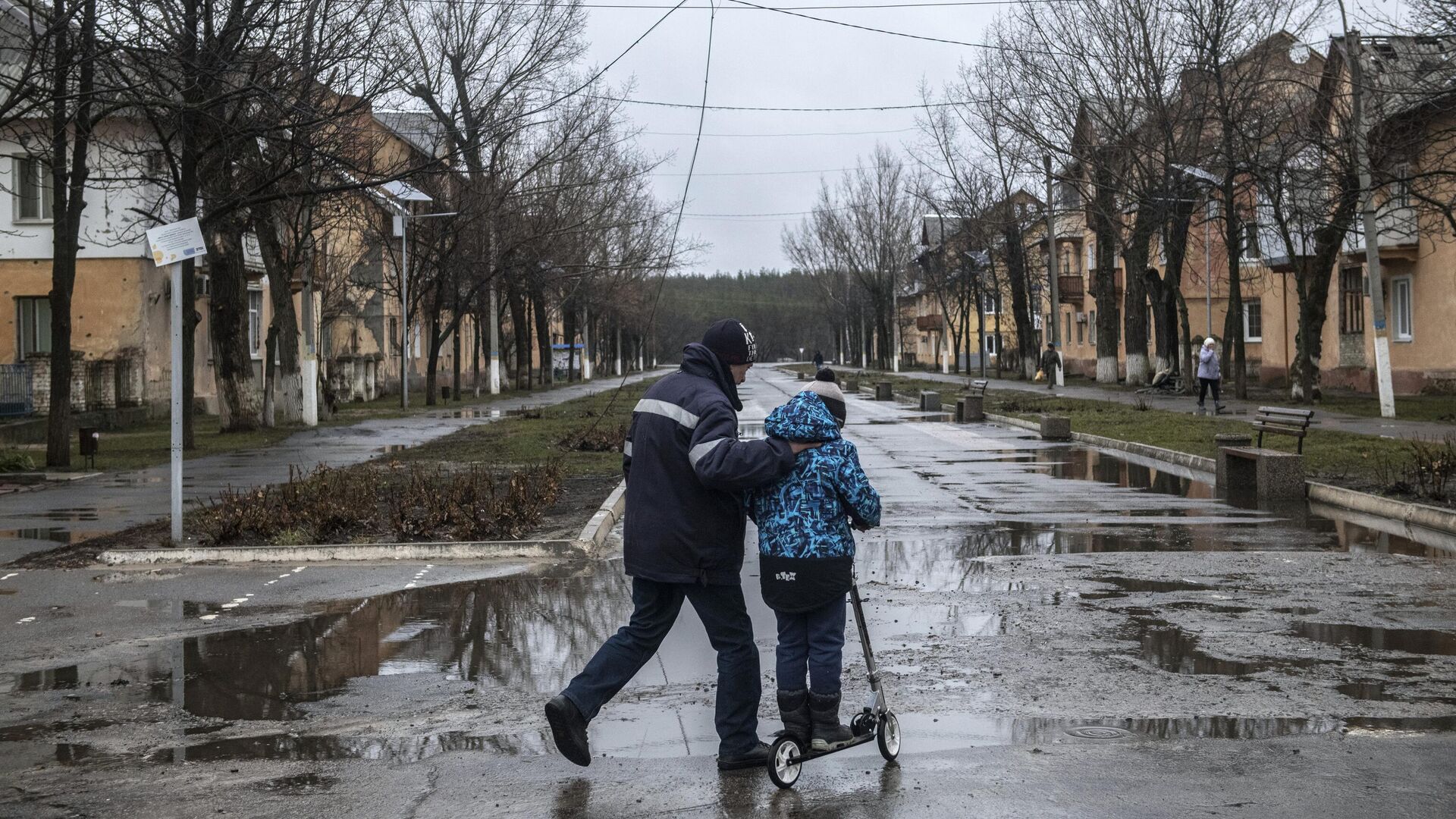 Мужчина с мальчиком на улице в городе Счастье в Луганской народной республике - РИА Новости, 1920, 10.03.2022