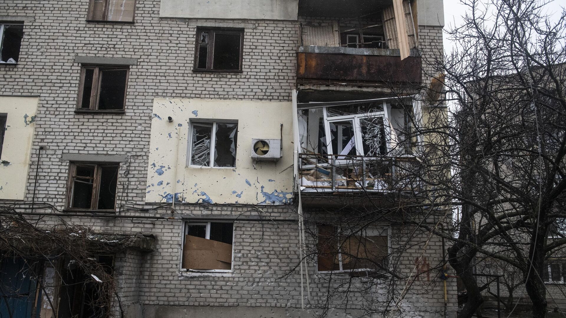 Разрушенный жилой дом в городе Счастье в Луганской народной республике - РИА Новости, 1920, 07.03.2022