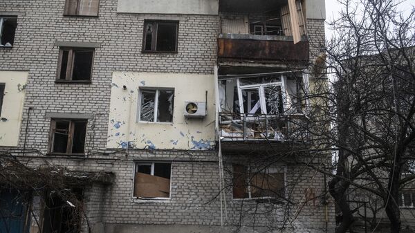 Разрушенный жилой дом в городе Счастье в Луганской народной республике