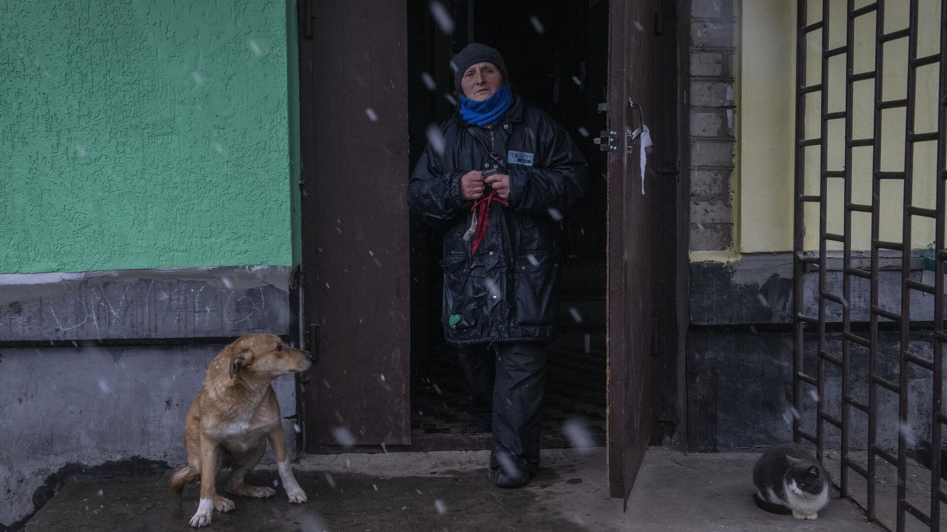 Женщина выходит из подъезда жилого дома в освобожденном городе Счастье в Луганской народной республике - РИА Новости, 1920, 29.03.2022