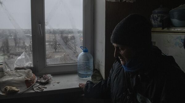 Женщина в одной из комнат своей квартиры в освобожденном городе Счастье в Луганской народной республике