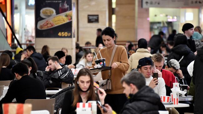 Посетители фудкорта в торговом центре Афимолл Сити в Москве