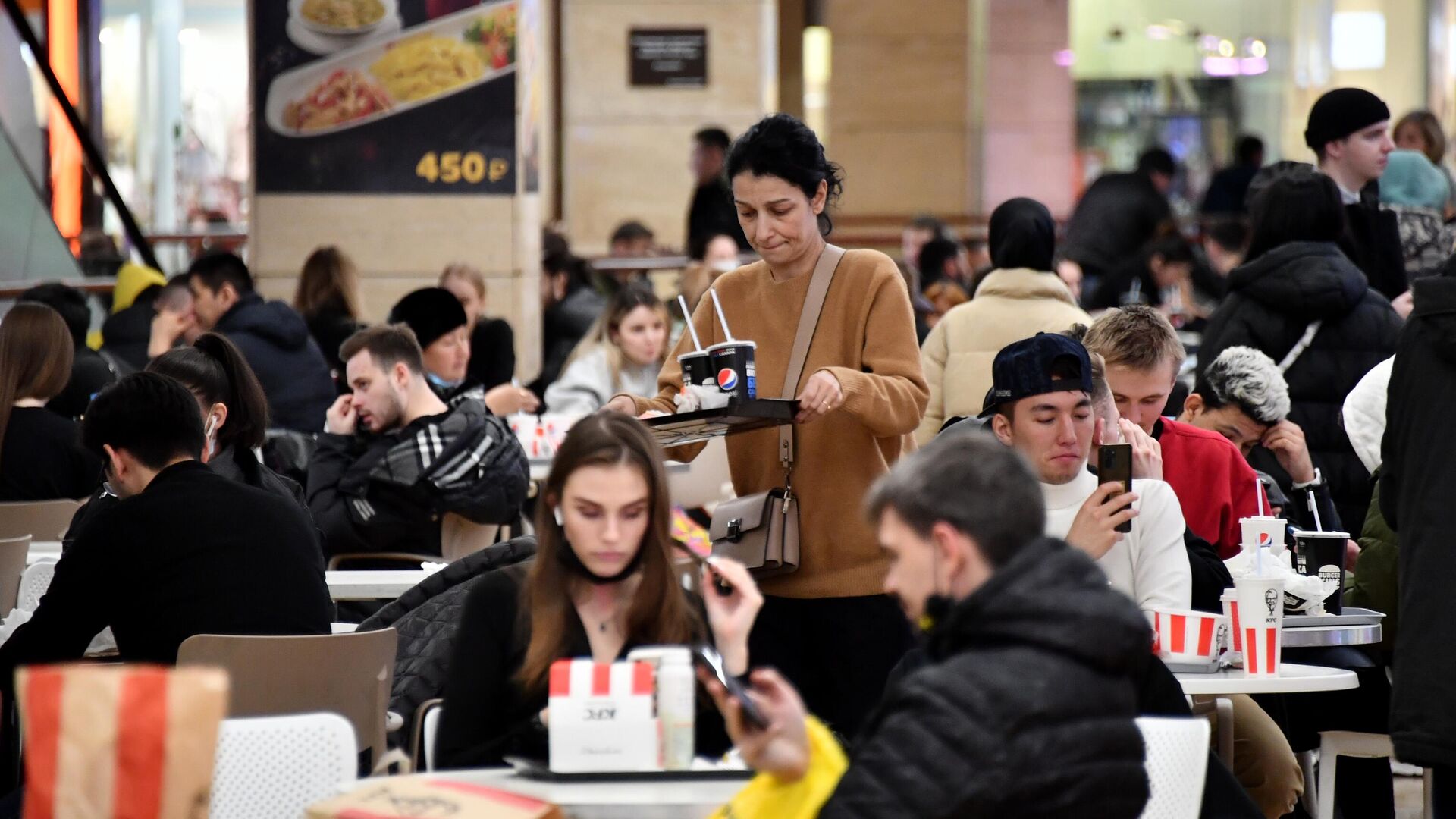 Посетители фудкорта в торговом центре Афимолл Сити в Москве - РИА Новости, 1920, 03.10.2022