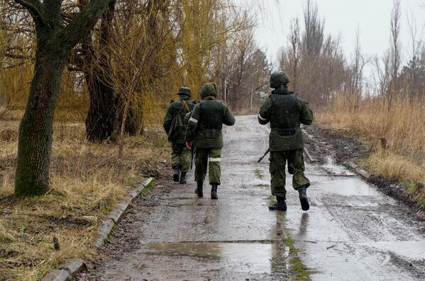 Военнослужащие Народной милиции ДНР в освобожденном селе Приморское в Донецкой народной республике