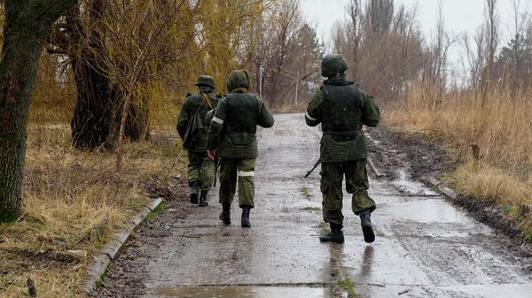 Военнослужащие Народной милиции ДНР в освобожденном селе Приморское в Донецкой народной республике