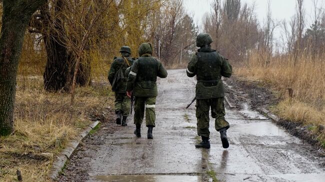 Военнослужащие Народной милиции ДНР в освобожденном селе Приморское в Донецкой народной республике