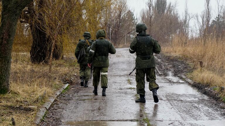 Военнослужащие Народной милиции ДНР в освобожденном селе Приморское в Донецкой народной республике