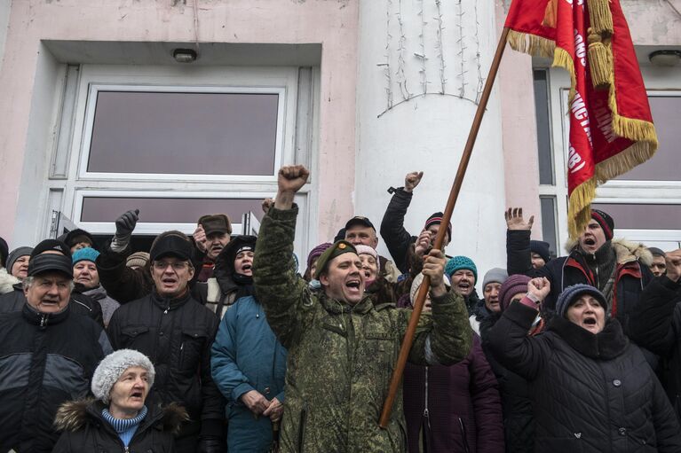 Жители радуются освобождению города Счастье в Луганской народной республике