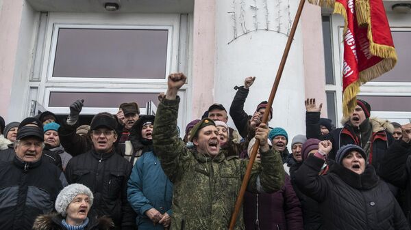 Жители радуются освобождению города Счастье в Луганской народной республике