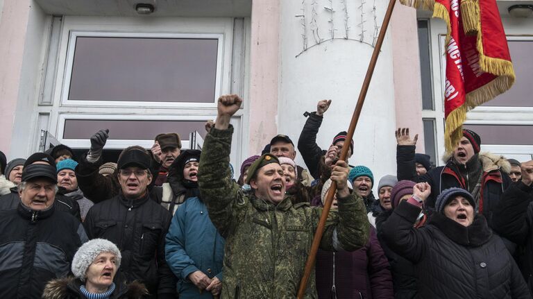 Жители радуются освобождению города Счастье в Луганской народной республике