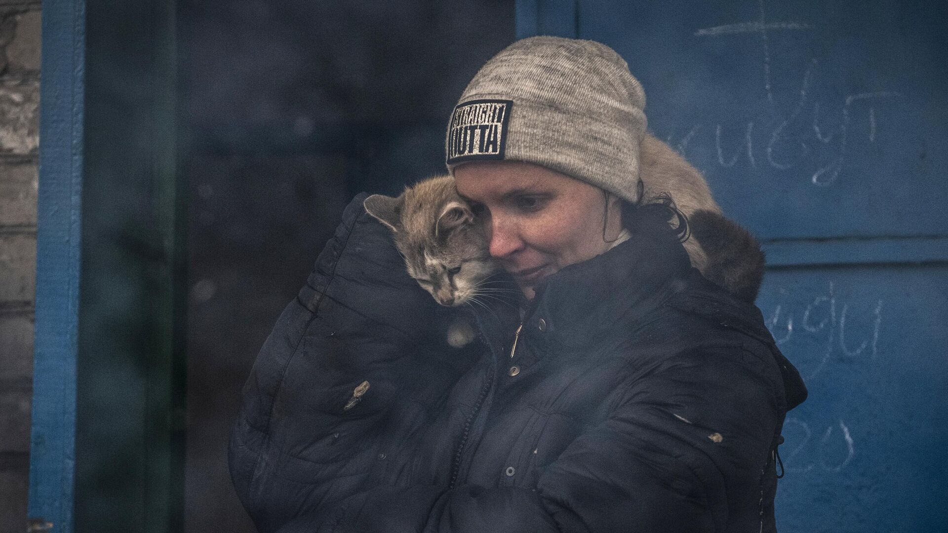 Женщина с котом на улице в освобожденном городе Счастье в Луганской народной республике - РИА Новости, 1920, 08.03.2022