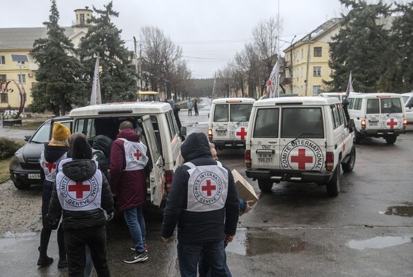 Сотрудники международного комитета Красного креста разгружают гуманитарную помощь в освобожденном городе Счастье в Луганской народной республике