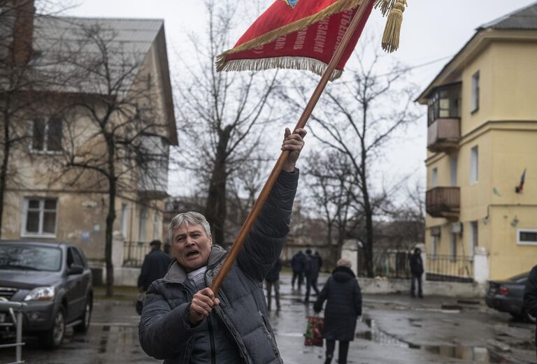 Мужчина радуется освобождению города Счастье в Луганской народной республике.