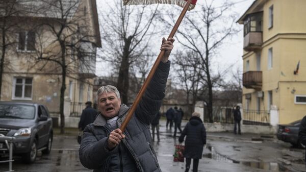 Мужчина радуется освобождению города Счастье в Луганской народной республике.