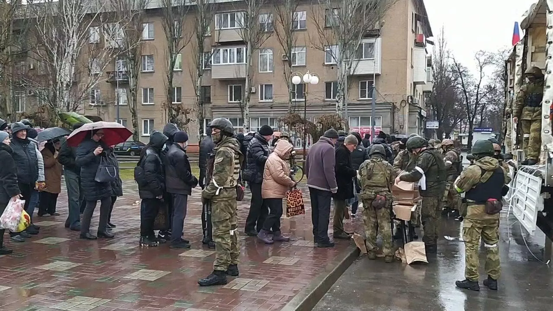 Жители Мелитополя стоят в очереди за получением гуманитарной помощи. Кадр видео - РИА Новости, 1920, 24.03.2022