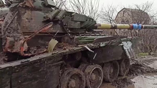 Подбитый танк ВСУ на трассе в районе села Гнутово в ДНР.